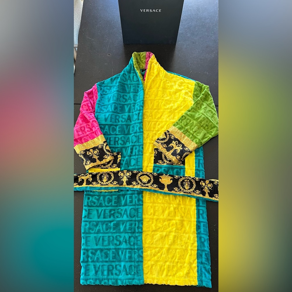 Pre-loved regal Versace Terry cloth robe size XXL.